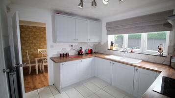 House | Private kitchen | Fridge, microwave, oven, stovetop