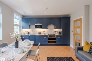 Apartment | Eigene Küche | Kühlschrank, Mikrowelle, Ofen, Herdplatte