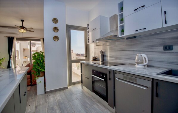 Huoneisto | Yksityinen keittiö | Jääkaappi, mikroaaltouuni, uuni, liesi