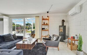 Smart TV, fireplace - Stunning home in Otterup with WiFi (Otterup)