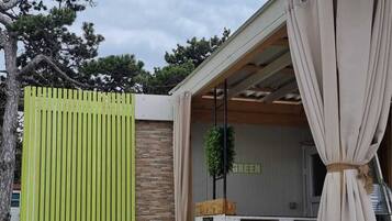 House, 1 Katil Ratu (Queen) | Bahagian luar