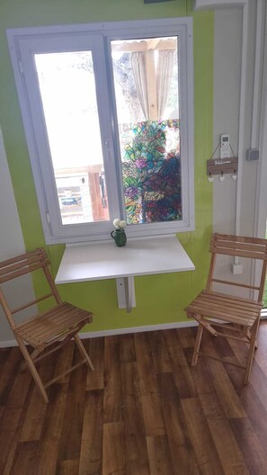 House, 1 Queen Bed | Dining