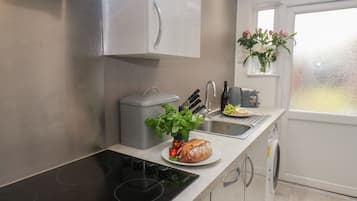 Een koelkast, een vaatwasser, een waterkoker, een broodrooster