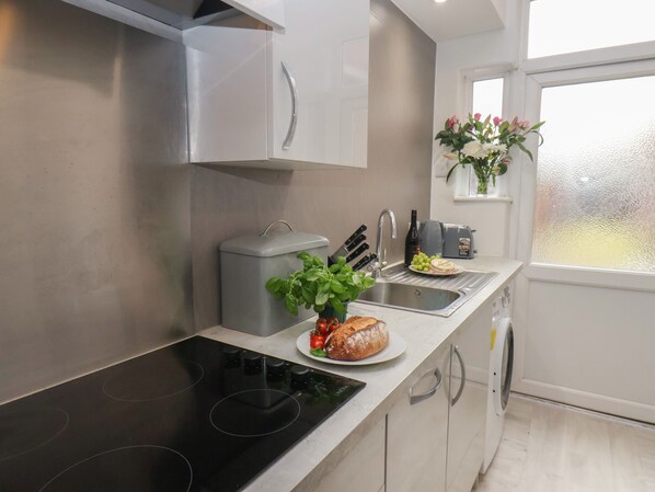 Jääkaappi, astianpesukone, vedenkeitin, leivänpaahdin