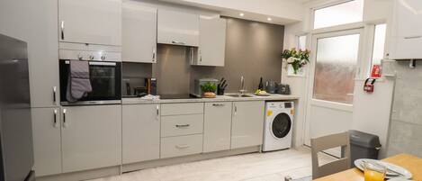 Refrigerador, lavavajillas, tetera eléctrica y tostadora