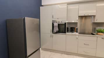 ثلاجة، غسالة أطباق، غلّاية كهربائية، محمصة خبز