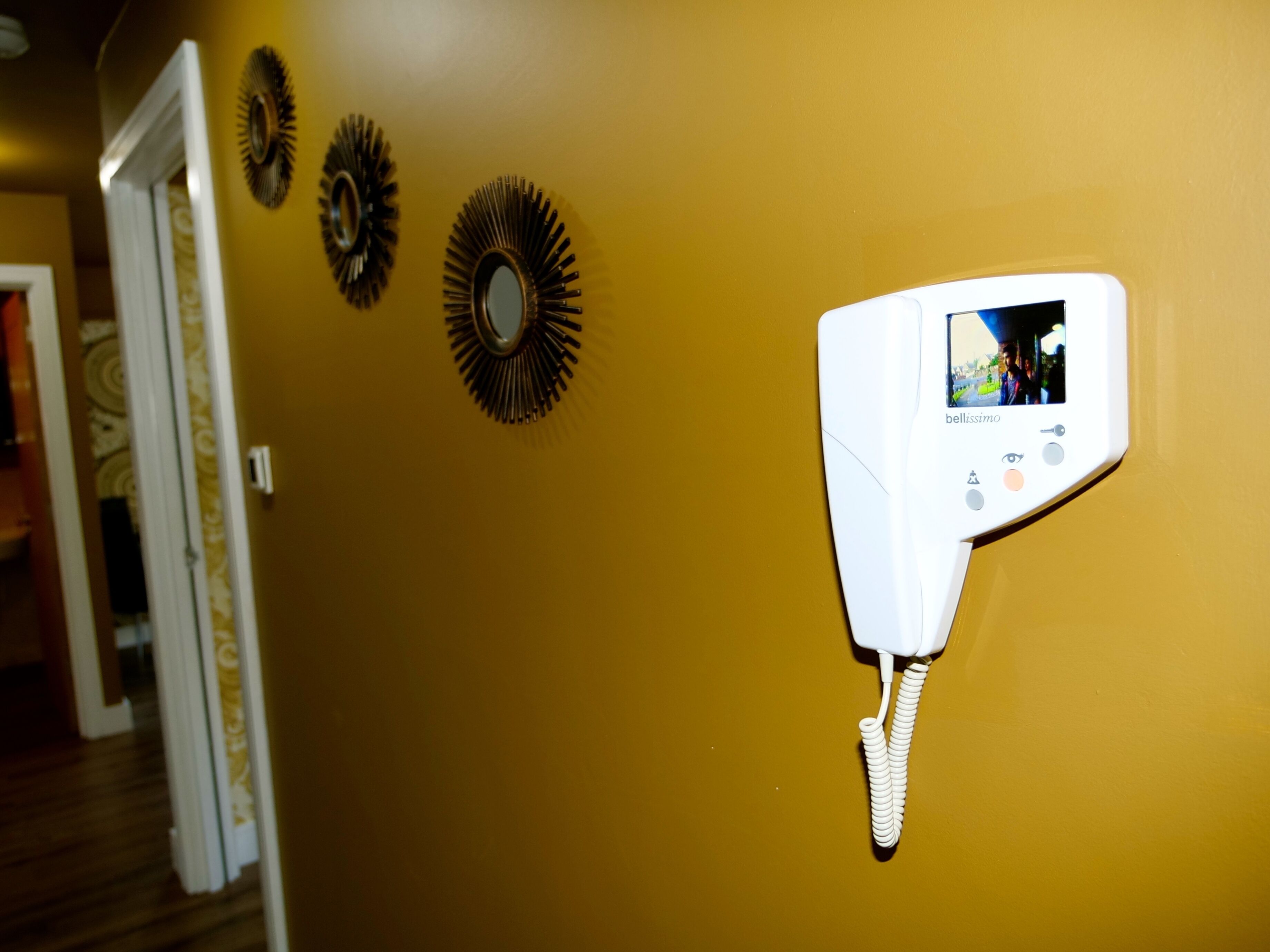 Un sistema de intercomunicación instalado en la pared, con teclado y cámara.