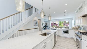 House, 4 Bedrooms | Private kitchen | Fridge, oven, coffee/tea maker, toaster