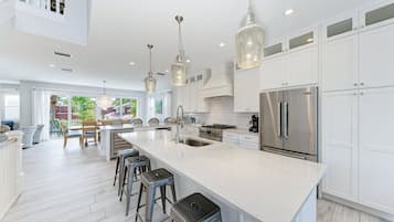 Nhà, 4 phòng ngủ | Bếp riêng | Tủ lạnh, lò nướng, dụng cụ pha cà phê/trà, lò nướng bánh mì