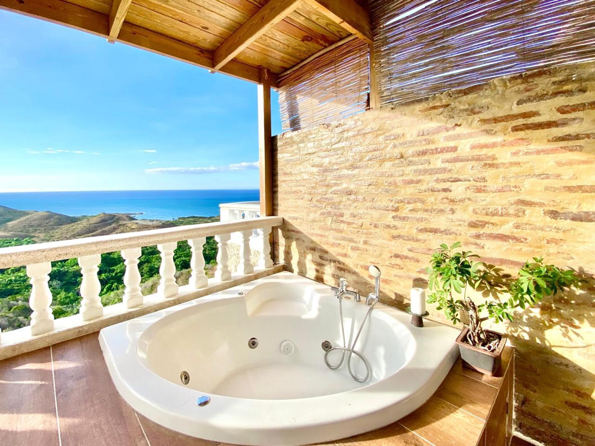 Leilighet | Bad | Dusj, hårføner og håndklær