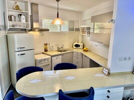 Apartamento | Cozinha privada | Geladeira, micro-ondas, fogão, cooktop