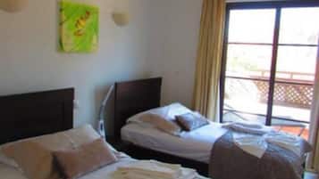 Villa, Mehrere Betten | 3 Schlafzimmer, Bügeleisen/Bügelbrett, kostenloses WLAN, Bettwäsche