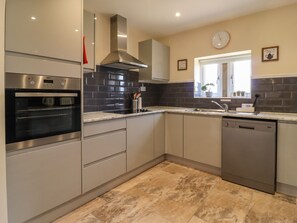 Refrigerador, lavavajillas, tetera eléctrica y tostadora 