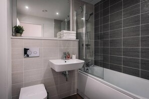 Apartemen | Kamar mandi | Shower dan handuk