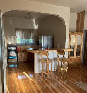 Estudio | Cocina privada | Refrigerador, horno, cafetera y tetera y tetera eléctrica 