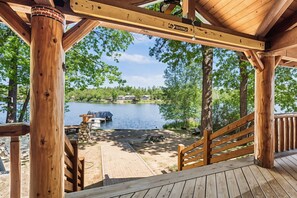 Une terrasse en bois offrant une vue sur un lac et un quai.