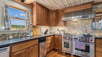 House, 3 Bedrooms | Private kitchen | Fridge, oven, coffee/tea maker, toaster