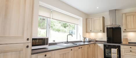 Refrigerador, lavavajillas, utensilios de cocina