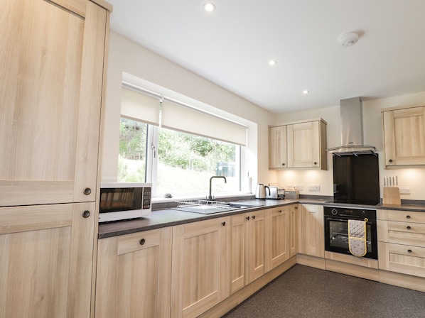 Fridge, dishwasher, cookware/dishes/utensils - Crask Bungalow (Beauly)