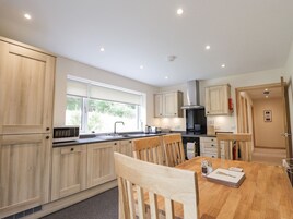 Refrigerador, lavavajillas, utensilios de cocina