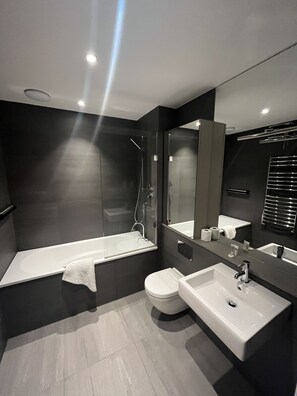 Apartment, Multiple Beds | Bathroom - Immaculate 2-bed Apartment in London (London)