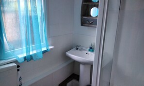 Chalet, Meerdere bedden | Badkamer | Een douche, een haardroger, handdoeken