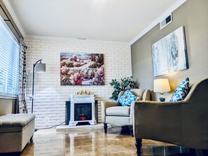 Smart TV, chimenea, estéreo, monitor de computadora
