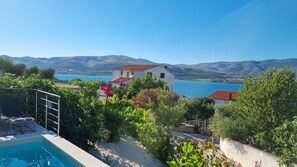 Outdoor pool, a heated pool - Villa Rosa Apartment 1 auf Čiovo mit Pool 120m zum Meer (Mastrinka)