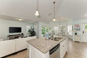 Maison mitoyenne, 3 chambres | Cuisine privée | Réfrigérateur, four, cafetière/bouilloire, grille-pain