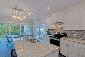 House, 4 Bedrooms | Private kitchen | Fridge, oven, coffee/tea maker, toaster