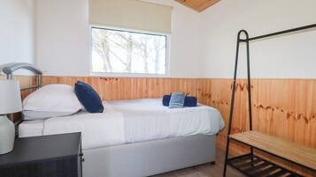 Cottage | 2 bedrooms, individually decorated, individually furnished