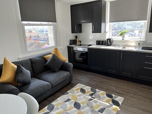 Refrigerador, horno, placa de cocina, tetera/pava eléctrica