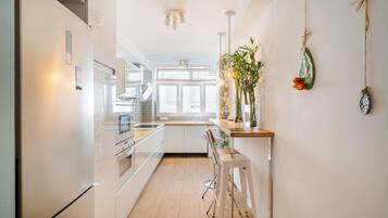 Een koelkast, een kookplaat, een vaatwasser