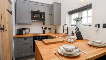 Tủ lạnh, ấm điện, lò nướng bánh mì, dụng cụ nấu nướng/bát dĩa/dao nĩa