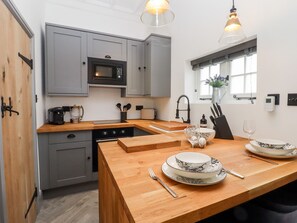 Fridge, electric kettle, toaster, cookware/dishes/utensils - The Snug at Pickelden Farmhouse (Canterbury)