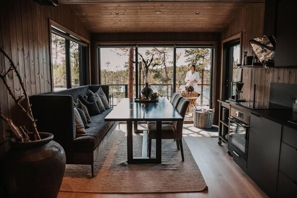 Cabin | Living area - Luxurious Tree Top Cabin by the Lake (Iveland)