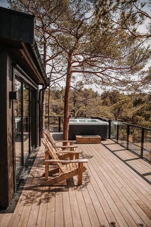 Cabin | Terrace/patio - Luxurious Tree Top Cabin by the Lake (Iveland)