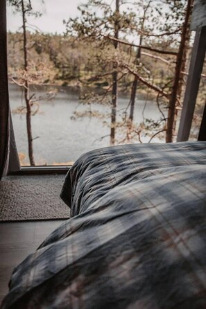 Cabin | 3 bedrooms, free WiFi, bed sheets - Luxurious Tree Top Cabin by the Lake (Iveland)