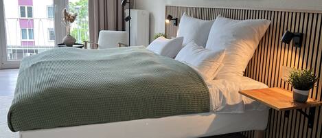 2 عدّة غرف نوم ومكواة/لوح كي وواي فاي وملاءات أسرّة