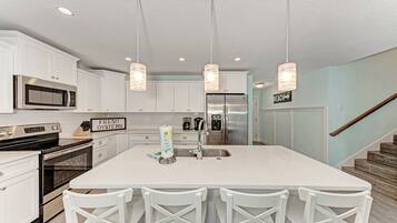 Townhouse, 3 kamar tidur | Dapur pribadi | Lemari es, oven, mesin pembuat kopi/teh, dan pemanggang roti