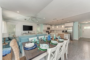 Dining - Turtle's Bay managed by Beach Retreats (Holmes Beach)