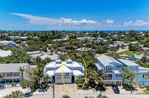 A coastal residential area with houses, palm trees, and a beach. - Turtle's Bay managed by Beach Retreats (Holmes Beach)