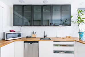 House (3 Bedrooms) | Private kitchen | Microwave, stovetop - Kurimiauw 6-F (Noord)