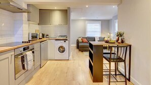 Fridge, microwave, oven, stovetop - 1-bedroom Delightful Apartment in Banbury (Banbury)