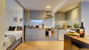 Fridge, microwave, oven, stovetop - 1-bedroom Delightful Apartment in Banbury (Banbury)