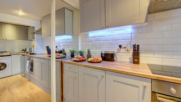 Fridge, microwave, oven, stovetop - 1-bedroom Delightful Apartment in Banbury (Banbury)