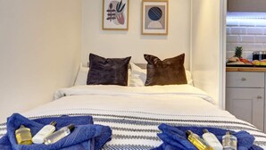 1 bedroom, iron/ironing board, free WiFi, bed sheets - 1-bedroom Delightful Apartment in Banbury (Banbury)