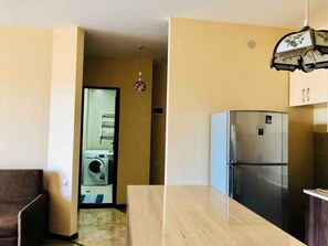 Appartement | Cuisine privée | Réfrigérateur, four à micro-ondes, un four, surface de cuisson