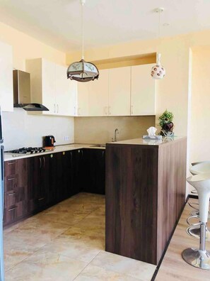 Appartement | Cuisine privée | Réfrigérateur, four à micro-ondes, un four, surface de cuisson