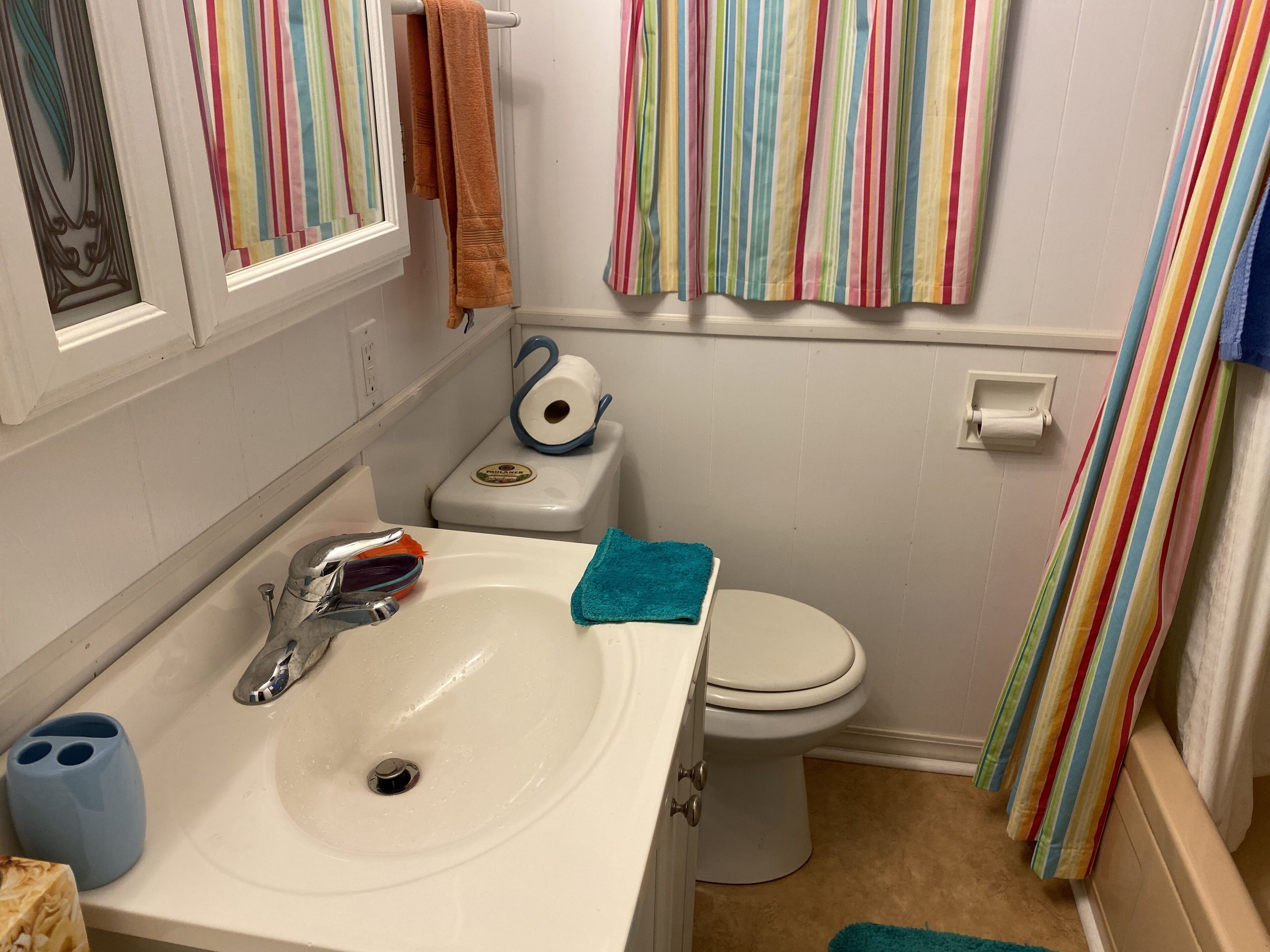 Douche, sèche-cheveux, bidet, serviettes fournies